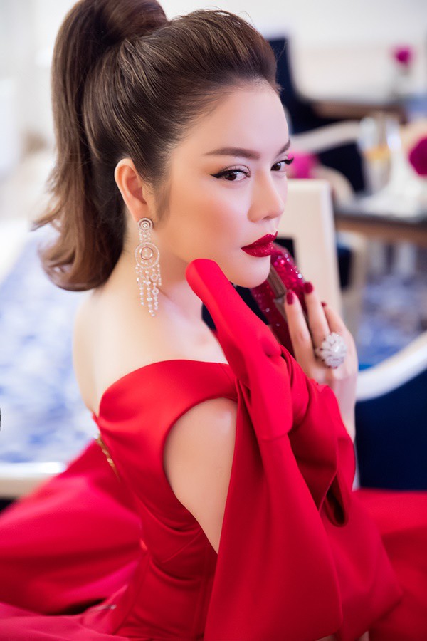 Lý Nhã Kỳ đẹp rực rỡ, khoe ngực nóng bỏng trong thiết kế Việt tại LHP Cannes 2018 Lý Nhã Kỳ đẹp rực rỡ, khoe ngực nóng bỏng trong thiết kế Việt tại LHP Cannes 2018